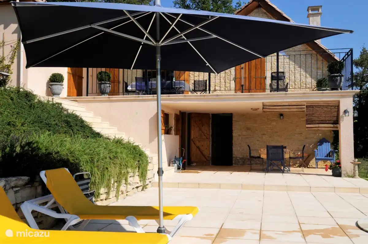 Chaises longues au bord de la piscine