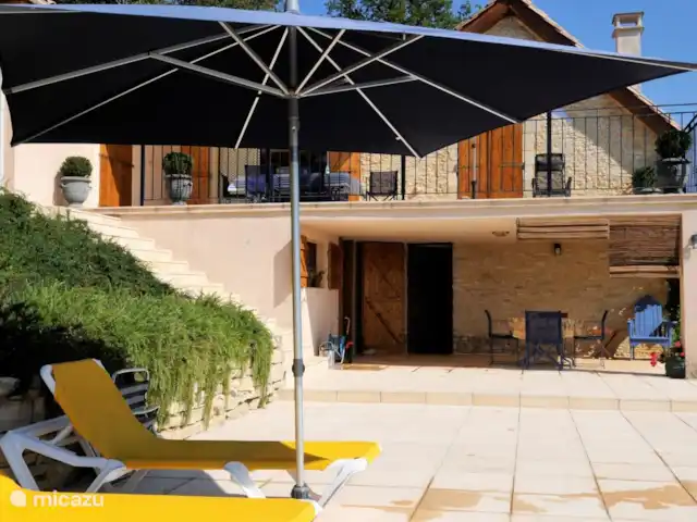 Margarita en Francia, Lot,  Salviac - casa vacacional Tumbonas junto a la piscina