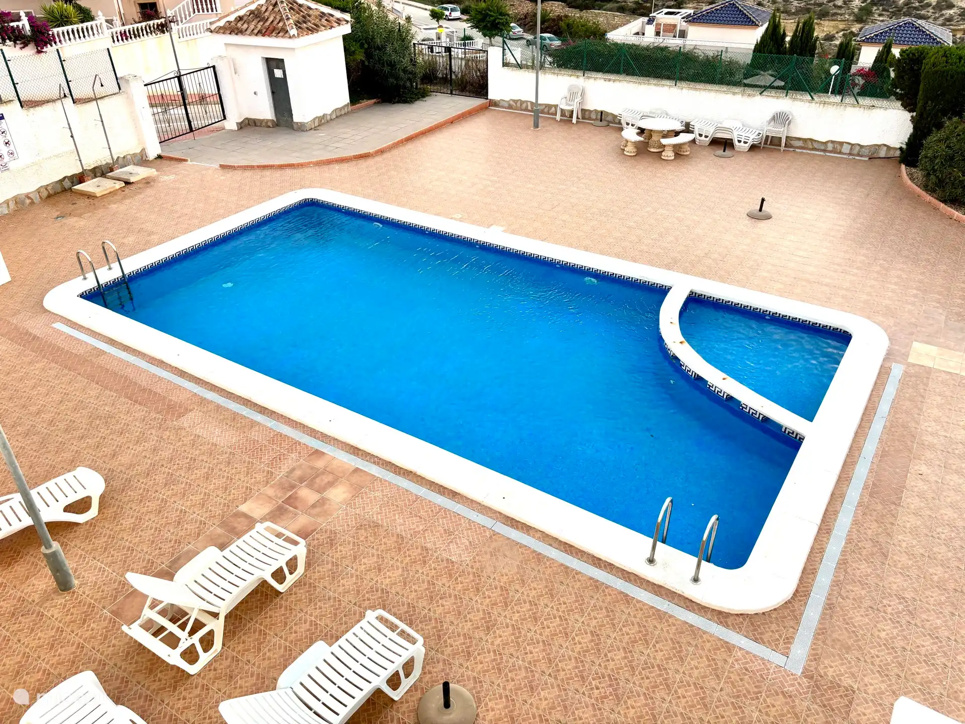 Belle piscine avec vue, utilisation partagée.