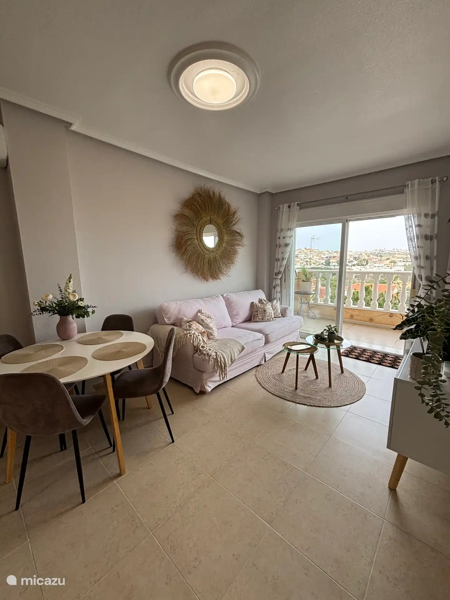 Beau salon avec de belles vues !