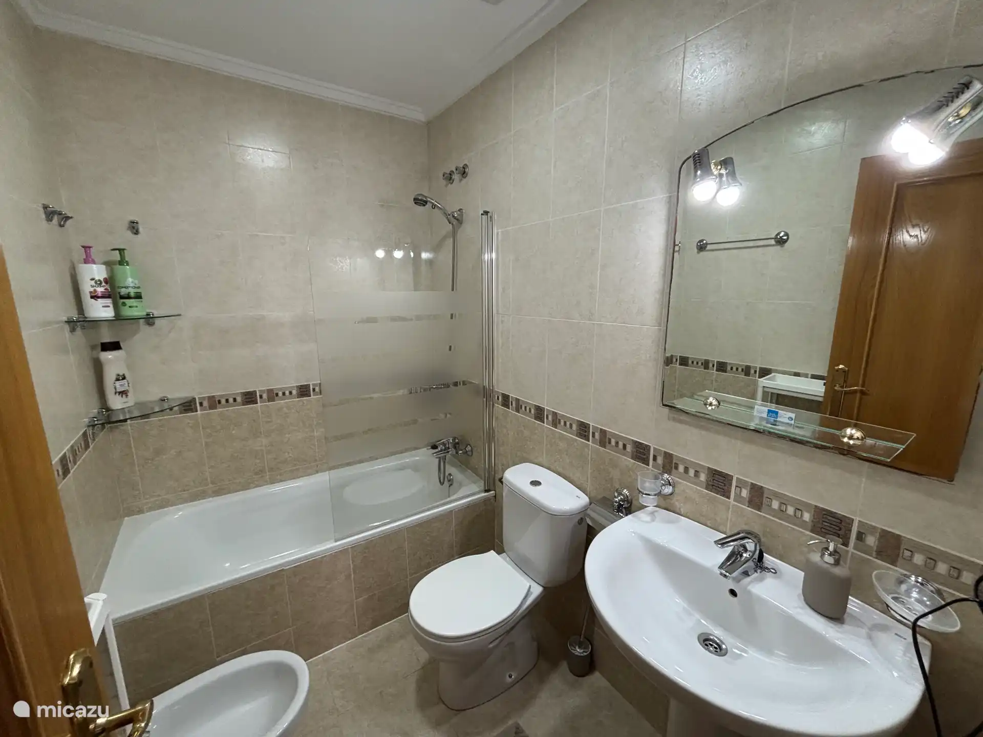 Salle de bain avec douche, baignoire, toilettes, bidet et lavabo.