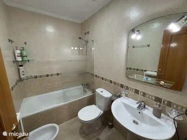 Location de Vacances Espagne, Costa Blanca, Ciudad Quesada, appartement - Casa Baila Salle de bain avec douche, baignoire, toilettes, bidet et lavabo.