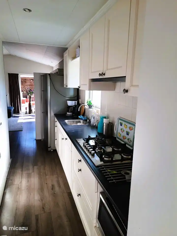 Die Küche ist komplett ausgestattet.