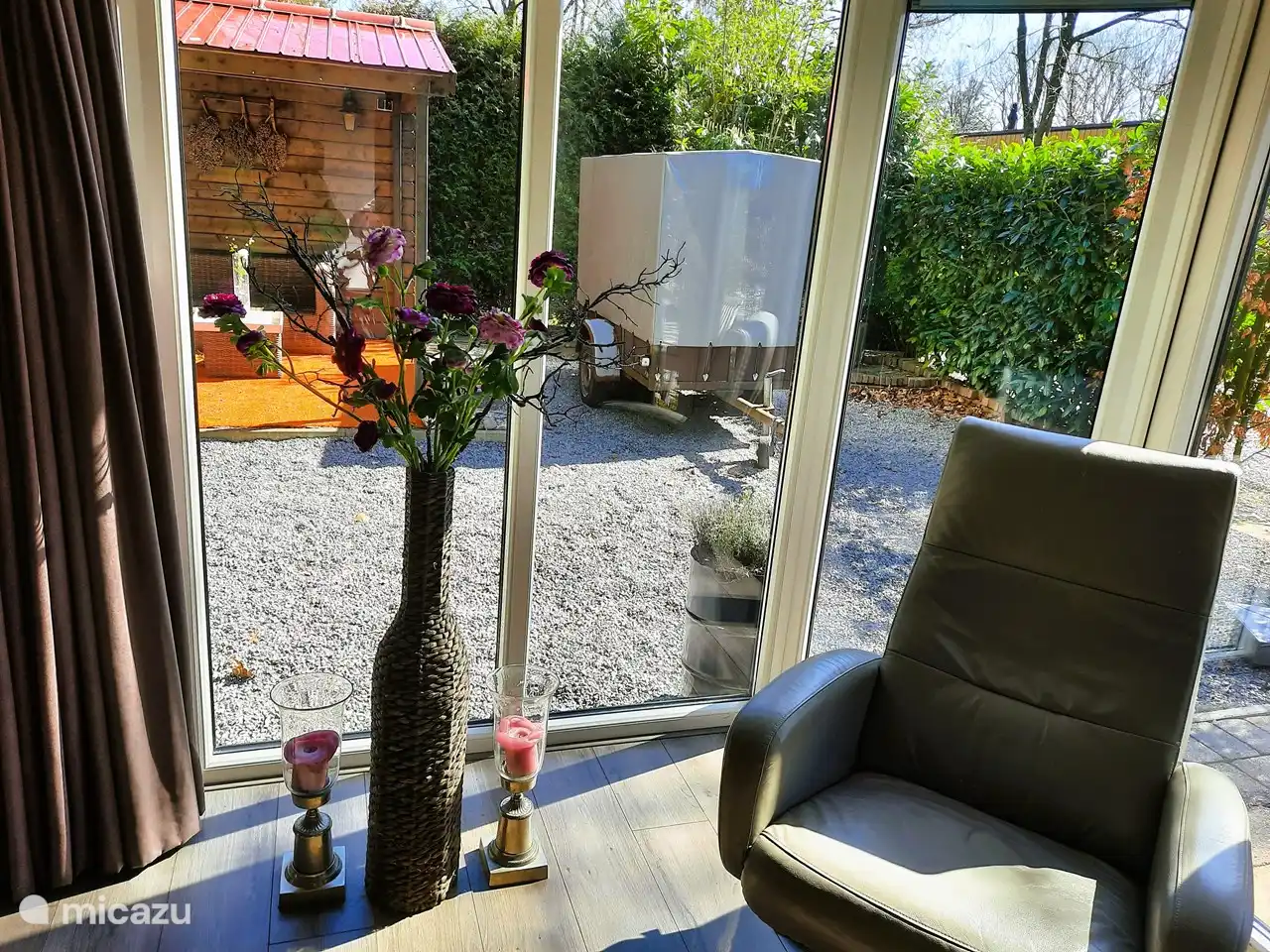 In diesem Liegestuhl können Sie in der Sonne liegen.