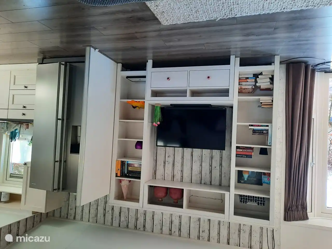 Wohnwand mit großem Fernseher