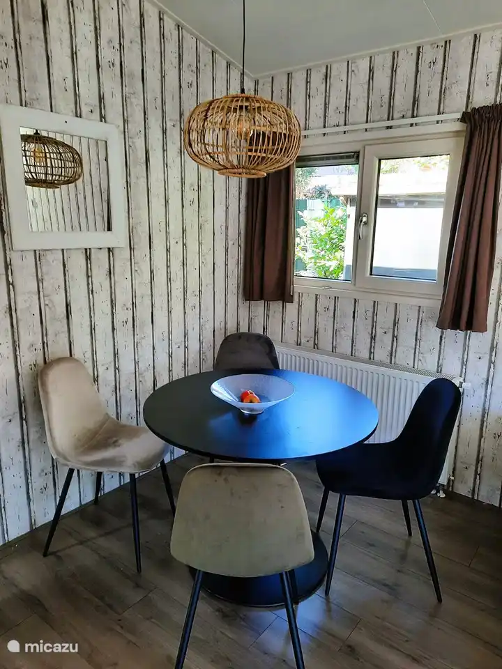 Gemütlicher Essbereich. Für vier Personen, Sie können also zwei Gäste einladen.