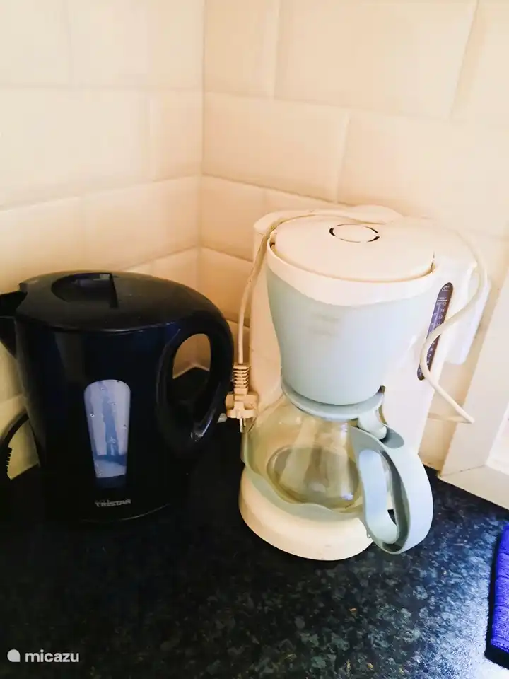 Filterkaffeemaschine und Wasserkocher.