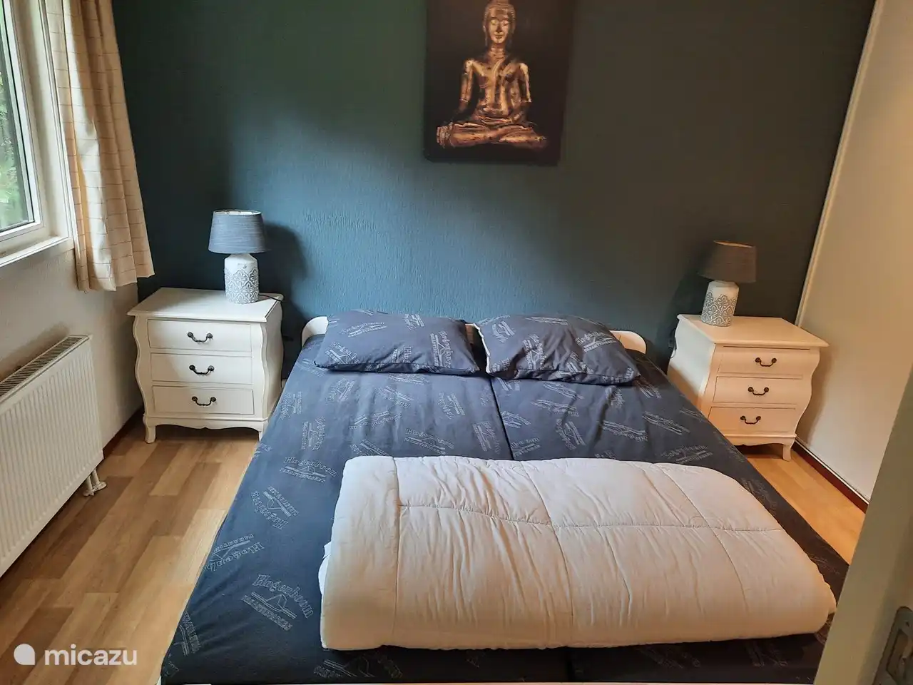 Geräumiges Schlafzimmer mit viel Stauraum.