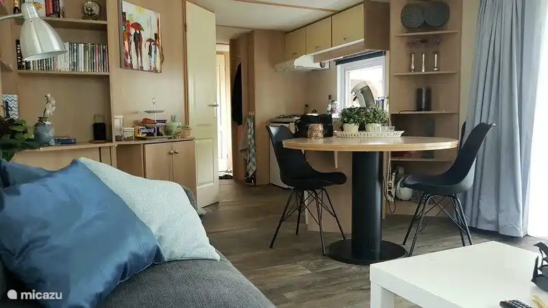 Wohnzimmer mit offener Küche