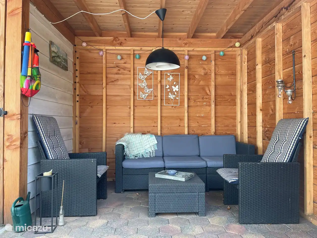 Gemütliches Dach mit Beleuchtung.