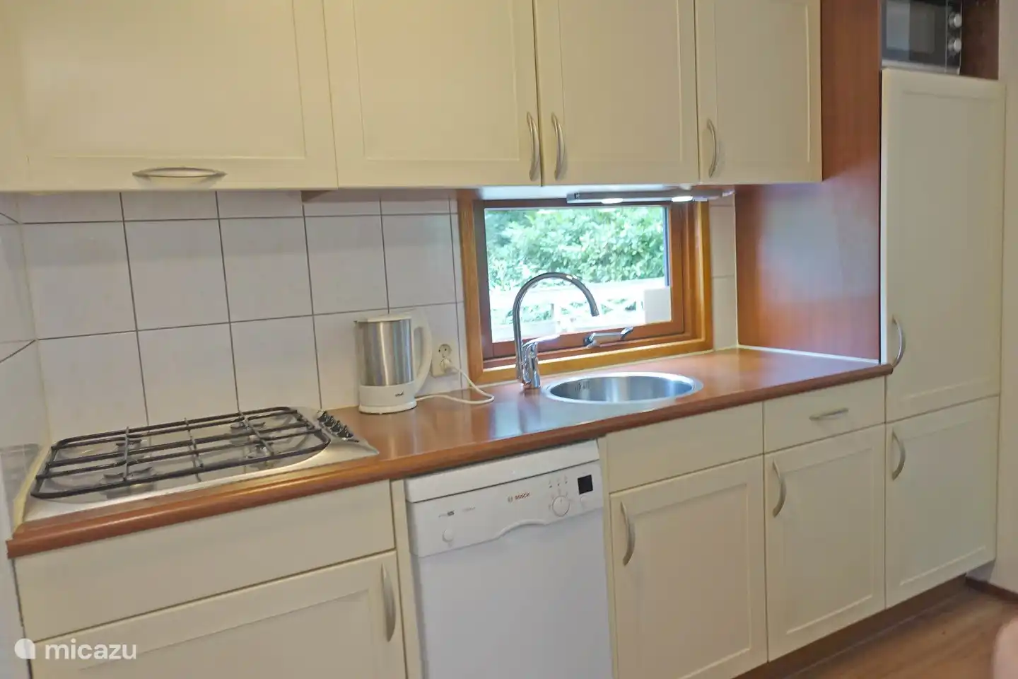 Eine komplette Küche, inklusive Geschirrspüler!