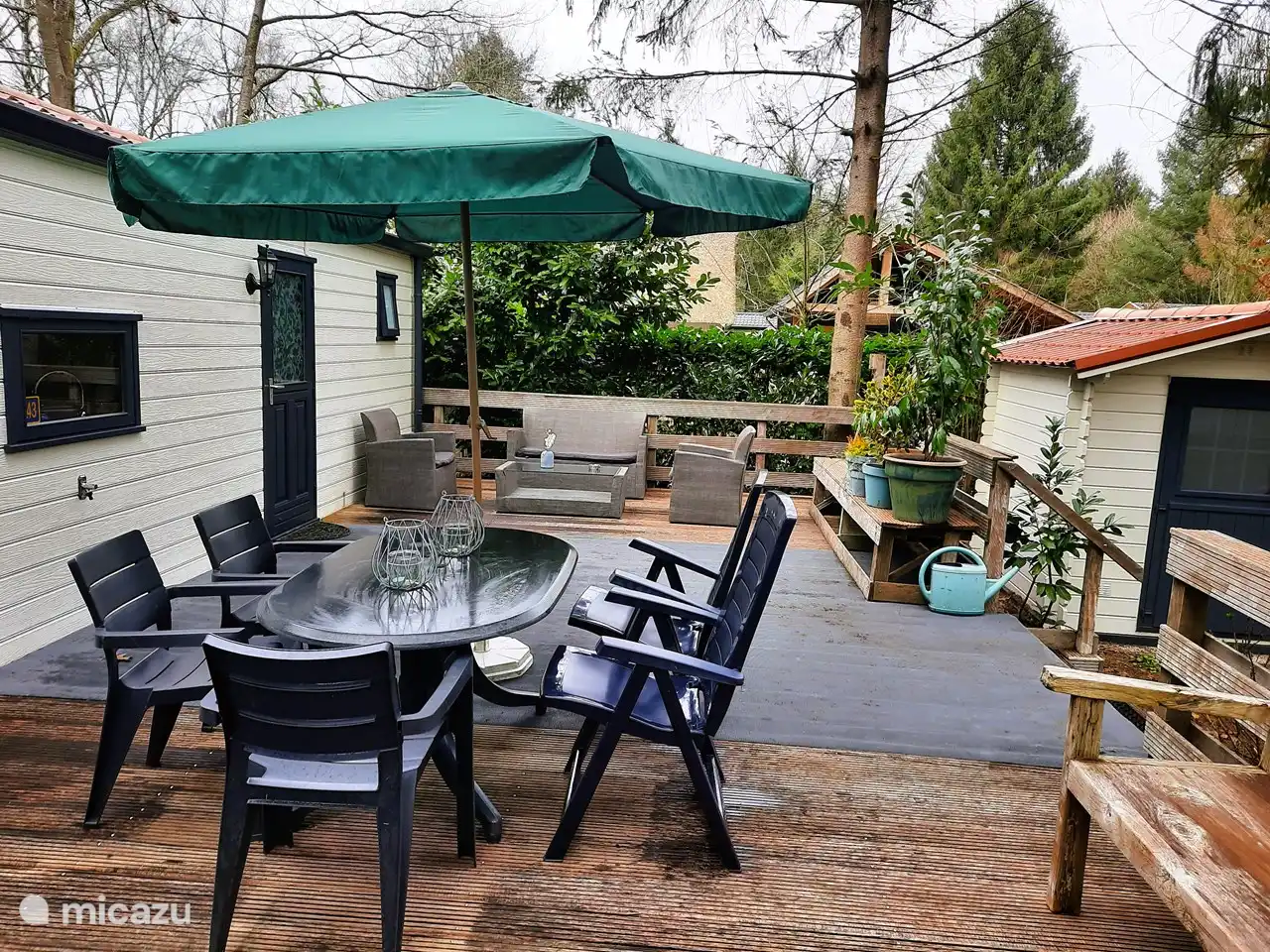 Eine schöne Terrasse mit mehreren Sitzplätzen