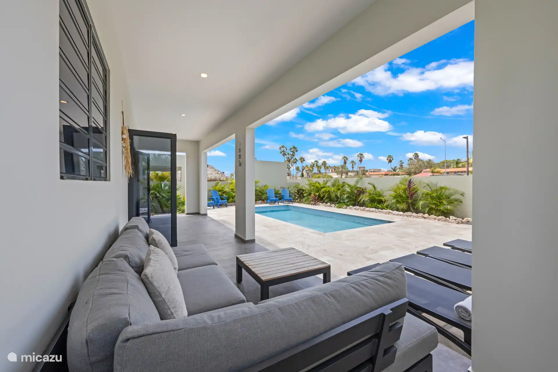Banc et piscine à l’extérieur 