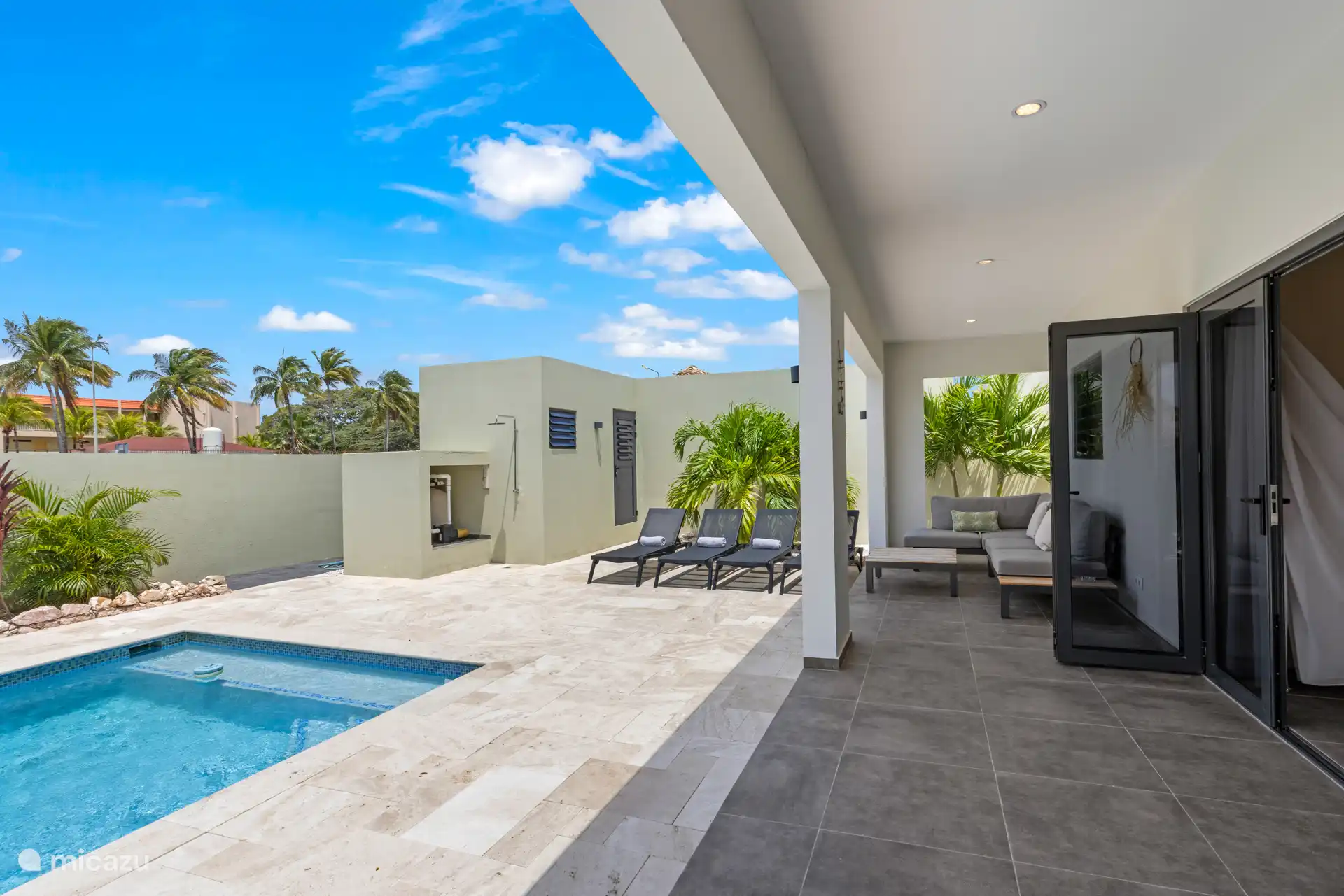 Buanderie et coin salon  