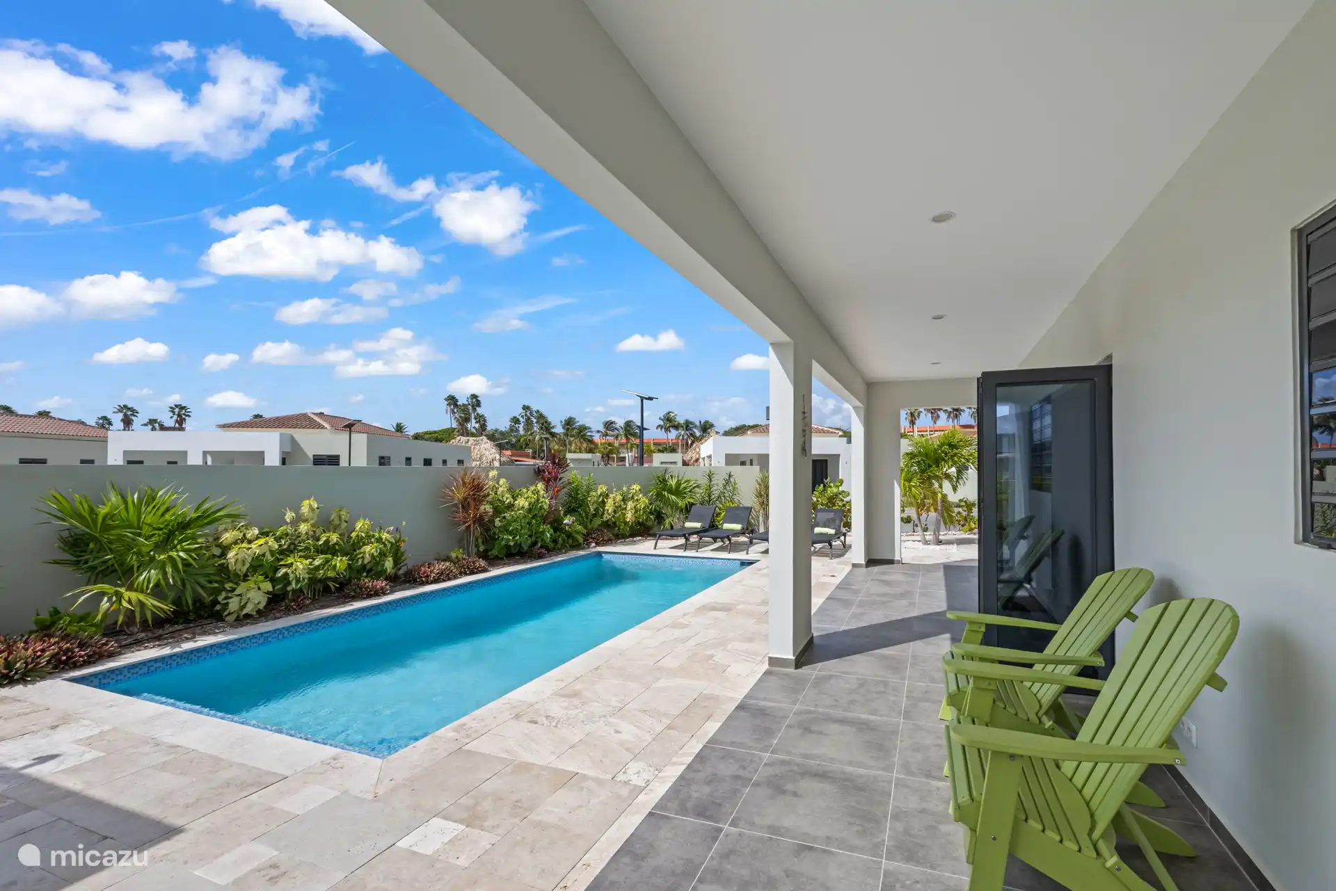 Schwimmbad und Stühle 