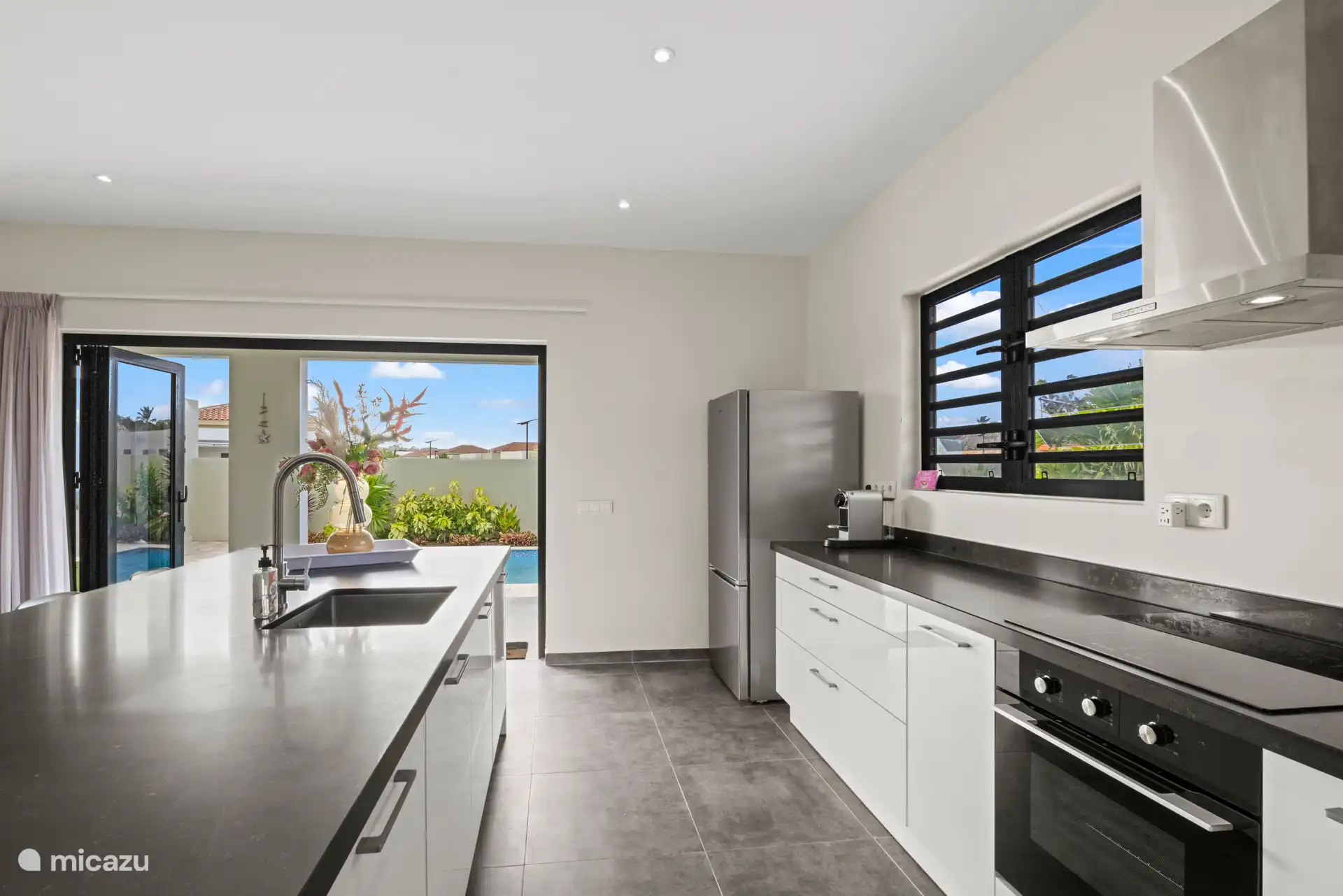 Küche mit Induktionskochfeld und Backofen 