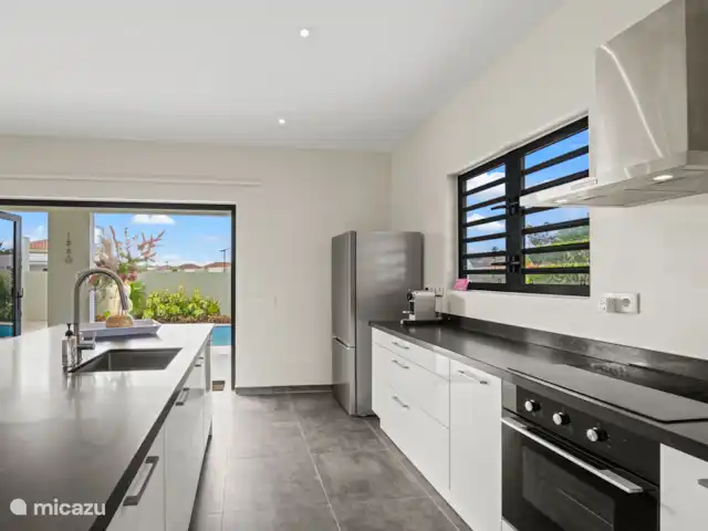 Villa Amber con piscina privada  en Curazao, Curazao Centro, Willemstad - villa Cocina con placa de inducción y horno