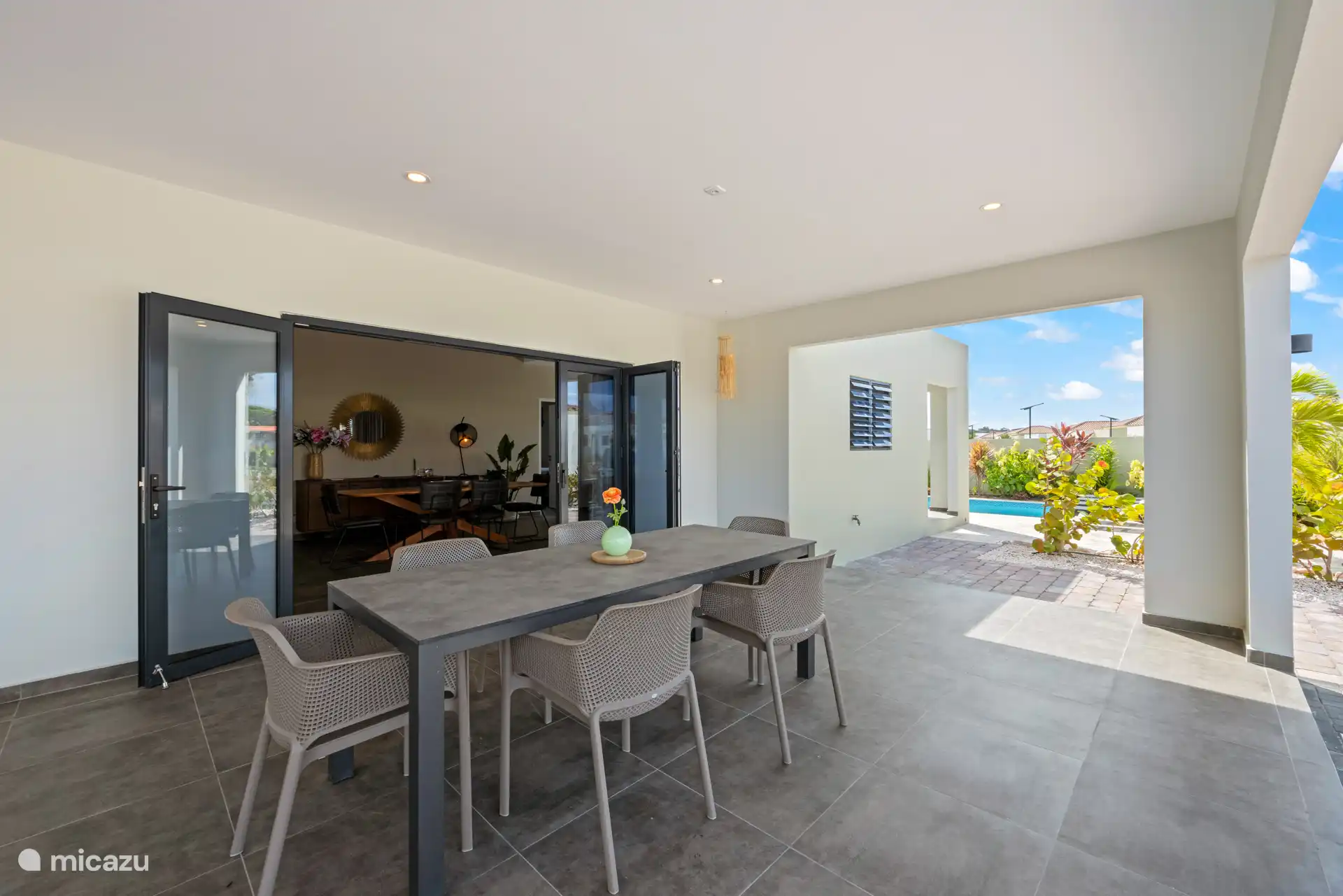 Esstisch für den Außenbereich 