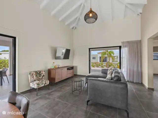 Villa Amber con piscina privada  en Curazao, Curazao Centro, Willemstad - villa Sala de estar con vista al parque
