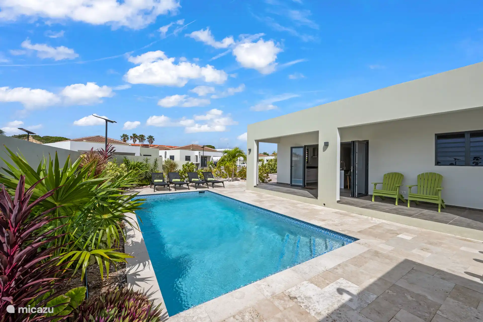 Schwimmbad und Sonnenliegen 