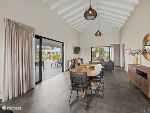 Villa Amber con piscina privada  en Curazao, Curazao Centro, Willemstad - villa Sala de estar con vista al parque