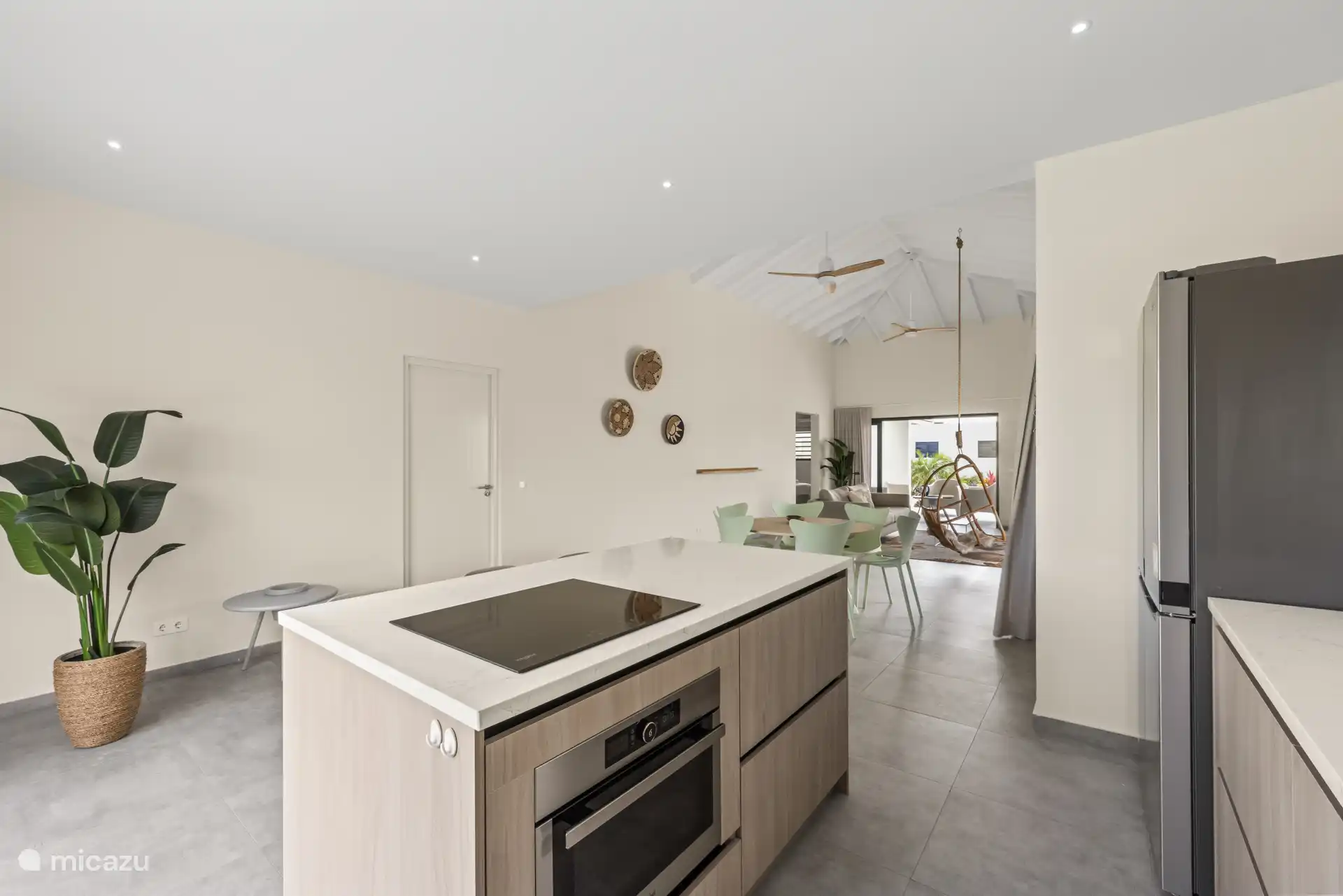 Induktionsplatte und Backofen in der Küche 