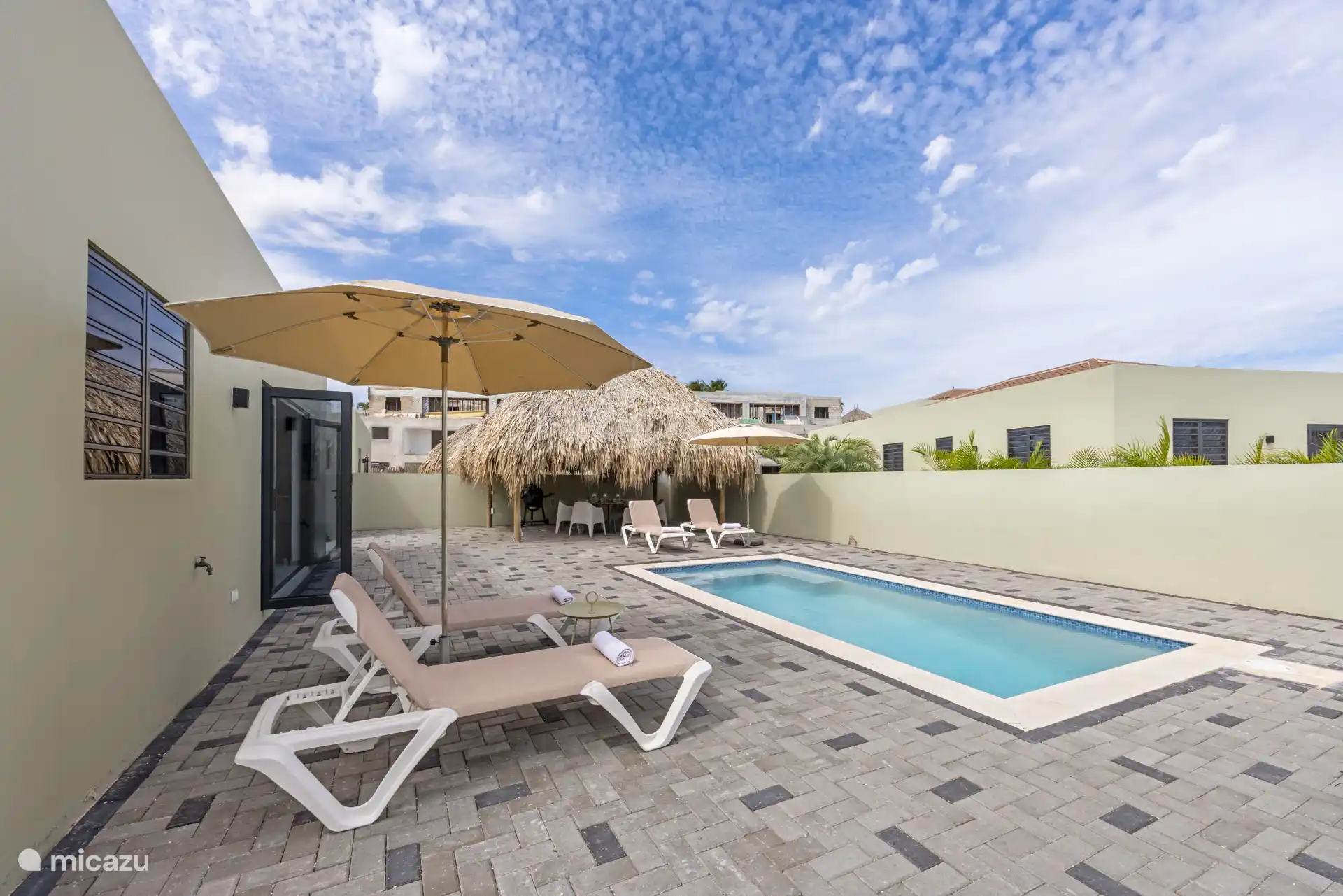 Privater Swimmingpool mit Sonnenliegen 