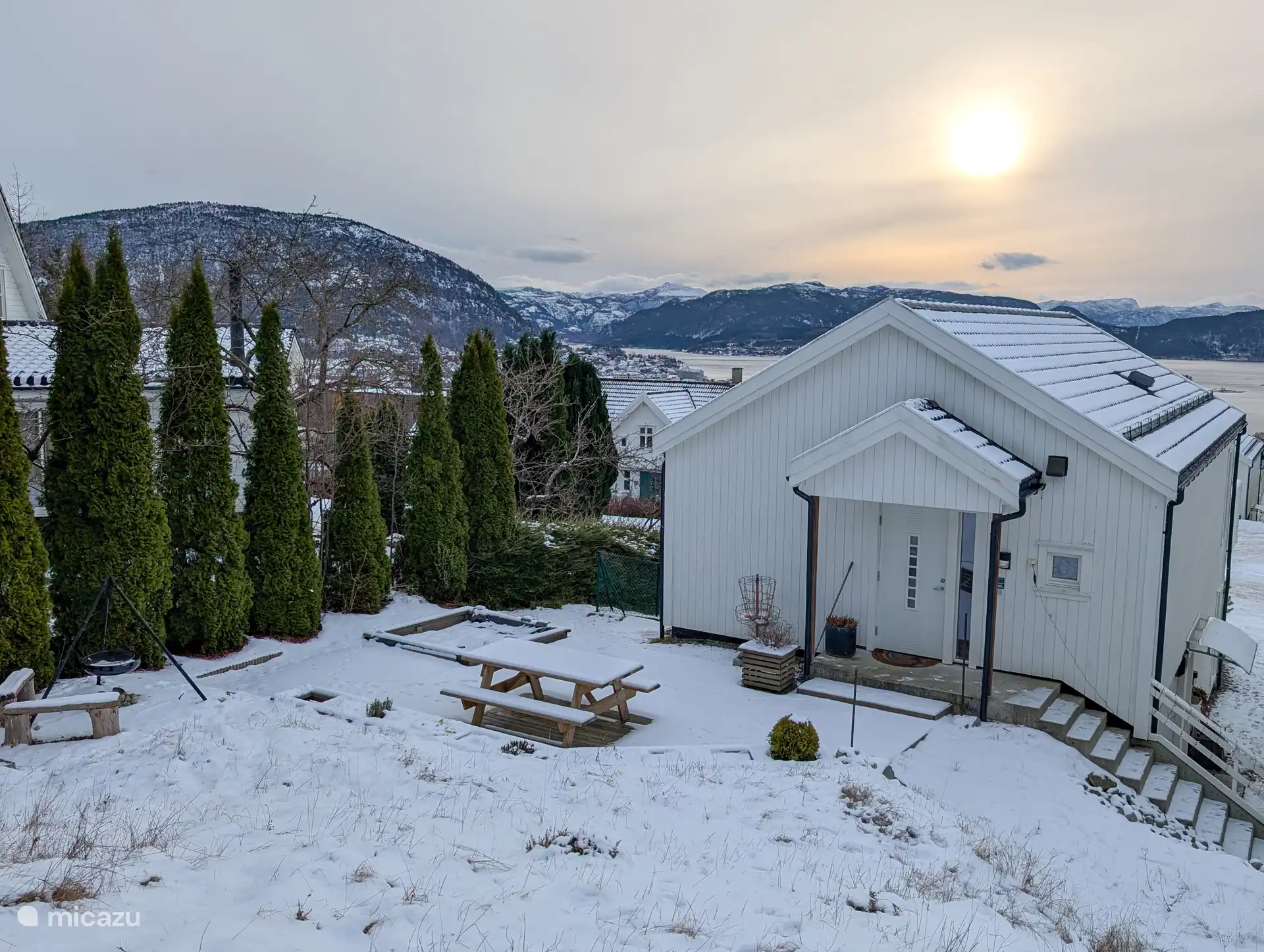 Het appartement heeft een eigen tuin aan de achterkant. Ook in de winter is Jørpeland, Stavanger, Preikestolen en de Lysefjord een geweldige bestemming.