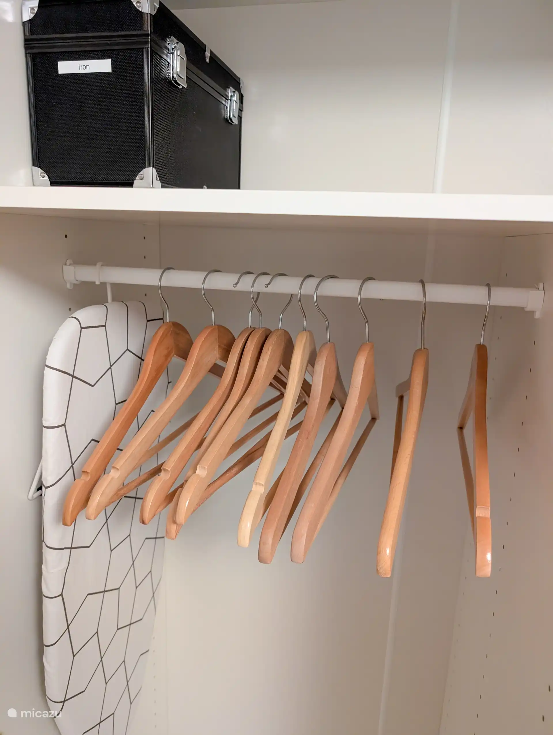 L’armoire de la chambre principale est équipée d’étagères, de cintres et d’un fer à repasser.