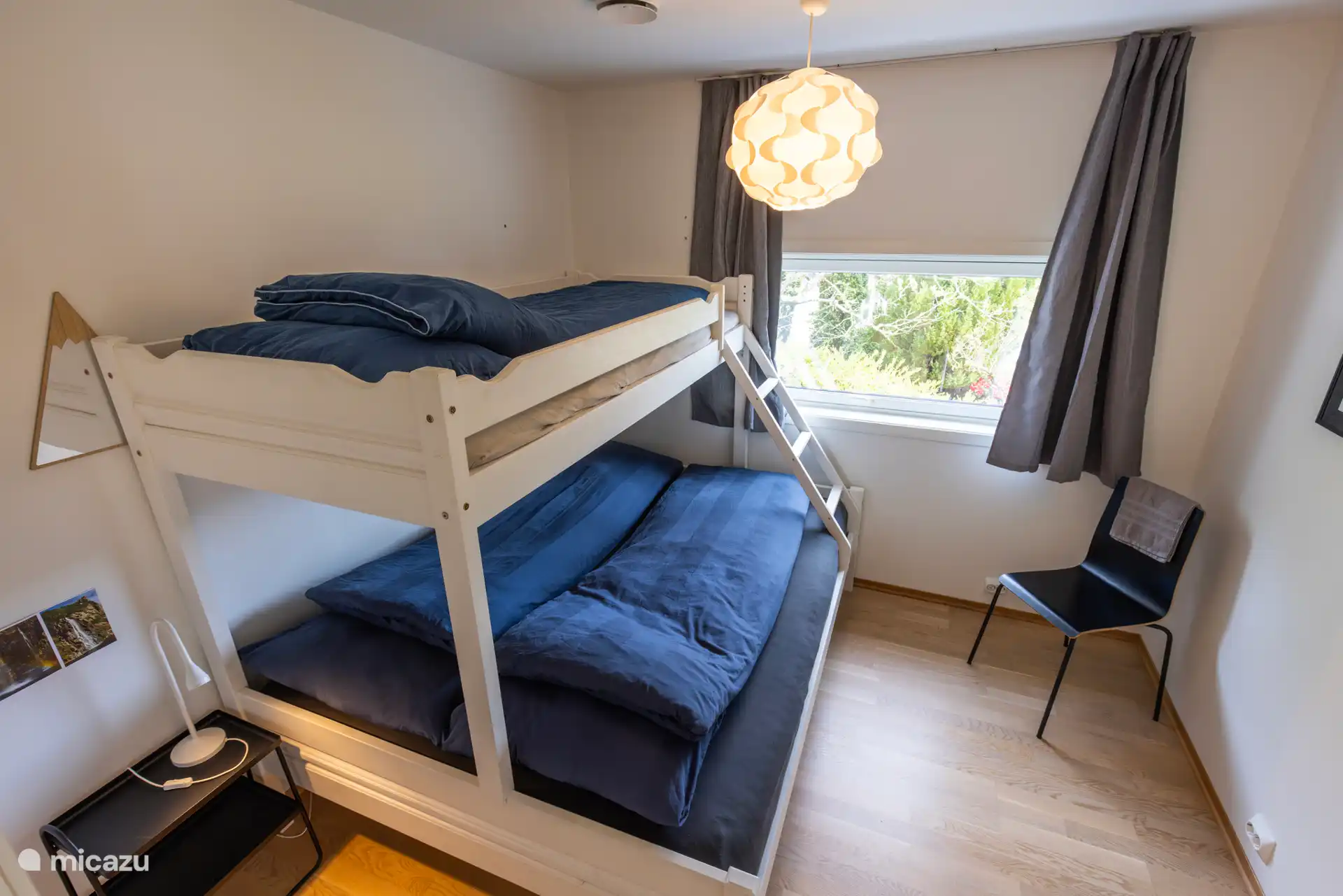 Cette chambre dispose d’un lit superposé avec un matelas double de 150 x 200 cm en dessous et un matelas simple de 90 x 200 cm au-dessus. Le draps est inclus et les lits sont préparés avant l’arrivée