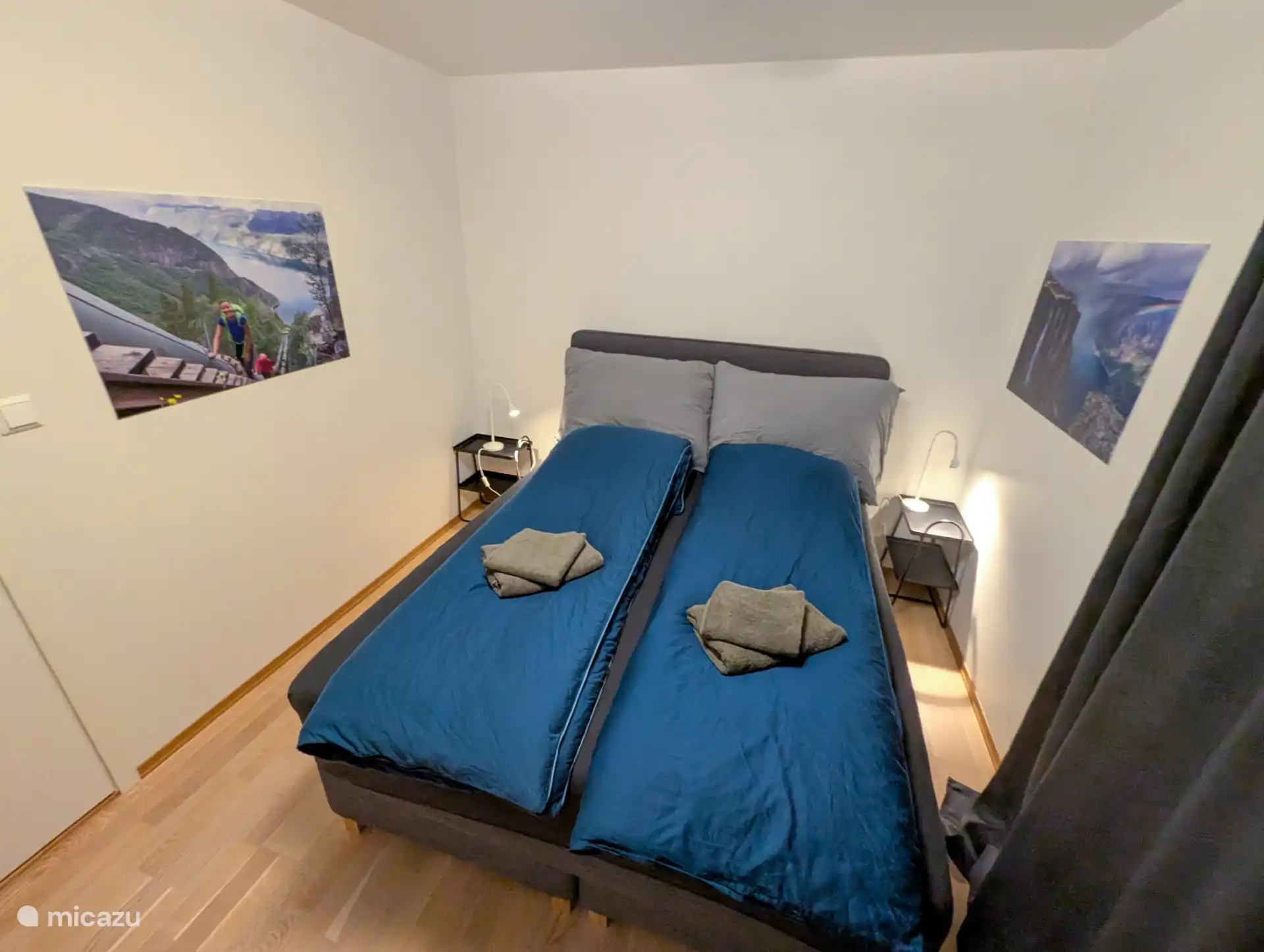 La chambre principale dispose d’un lit queen-size confortable (160x200) et de rideaux occultants. Il y a un porte-bagages, une chaise et une armoire spacieuse avec des cintres, des étagères et du fer à repasser.