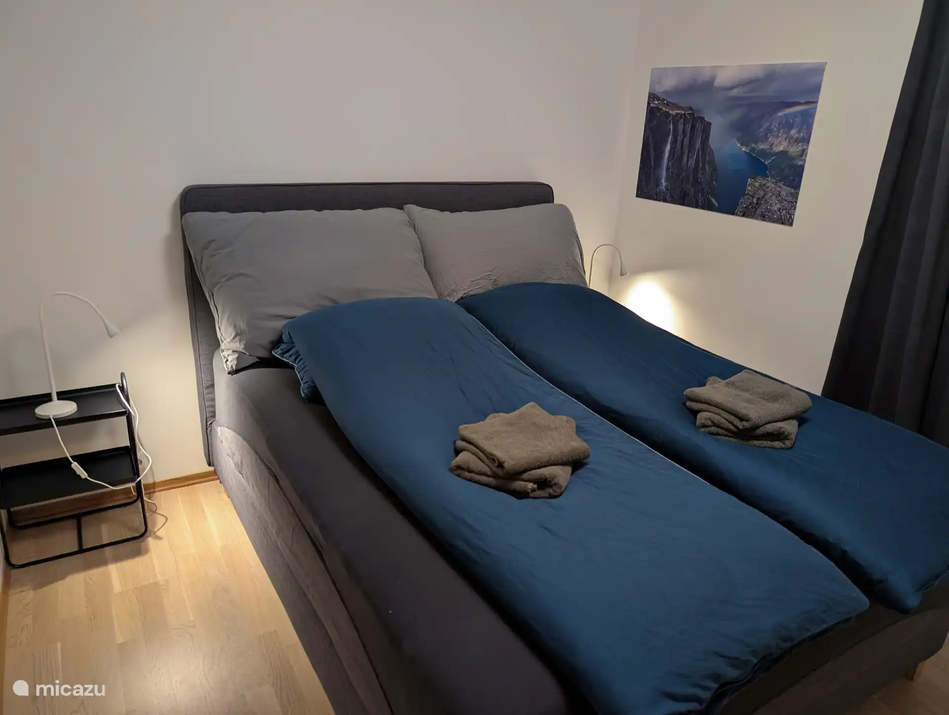 La chambre principale dispose d’un lit queen-size confortable (160x200) et de rideaux occultants. Il y a un porte-bagages, une chaise et une armoire spacieuse avec des cintres, des étagères et du fer à repasser.