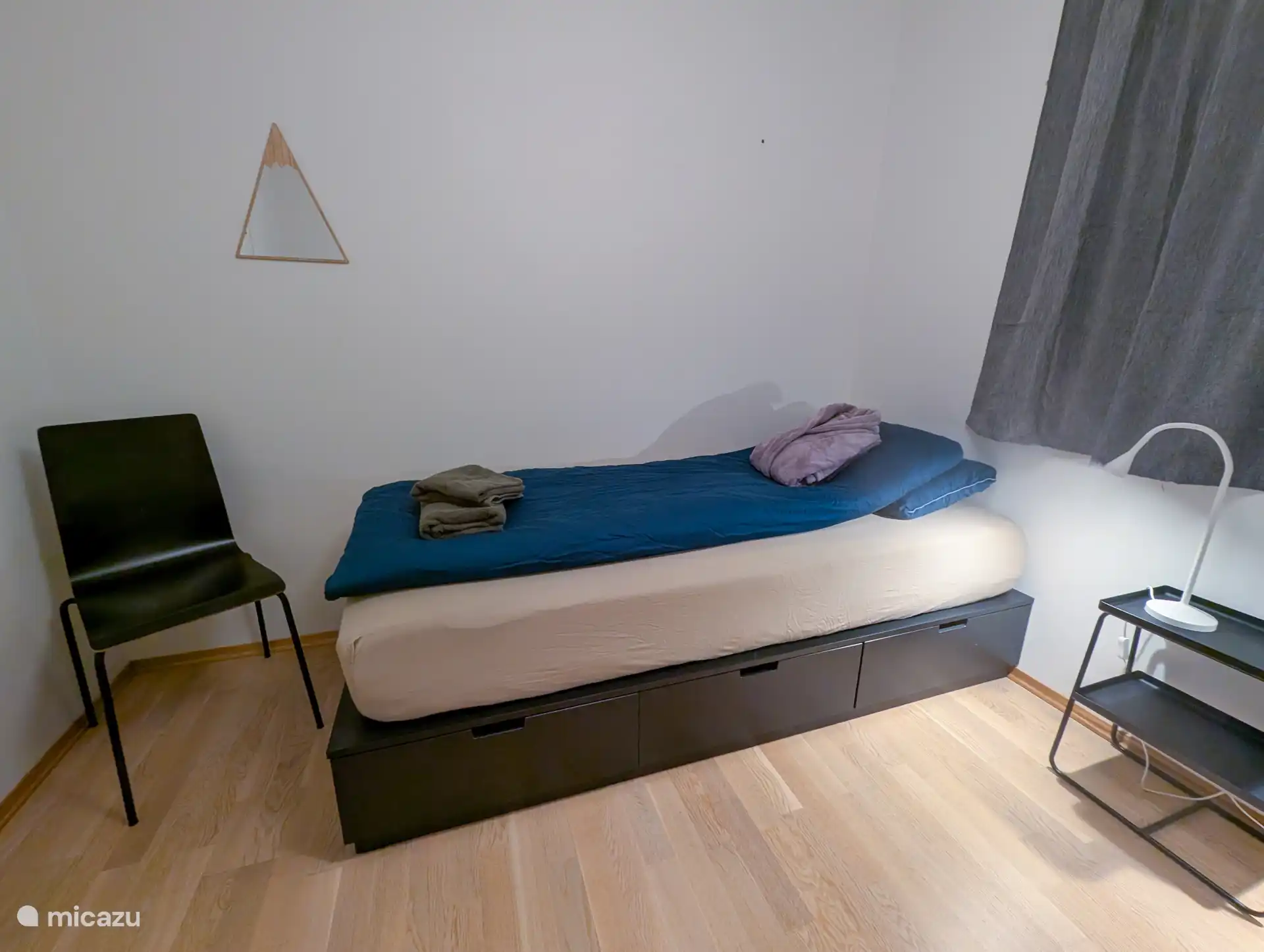 De twee slaapkamer heeft twee comfortabele 90x200 bedden, met handige opbergruimte voor kleding en andere bagage.