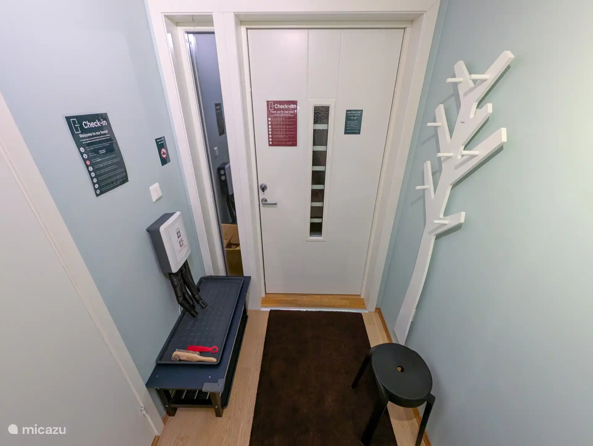 À l’entrée, il y a suffisamment d’espace pour accrocher vos manteaux. L’étagère à chaussures est équipée d’un sèche-chaussures, d’un chausse-pied et d’une brosse à chaussures. Un tabouret permet de mettre et d’enlever facilement les chaussures.