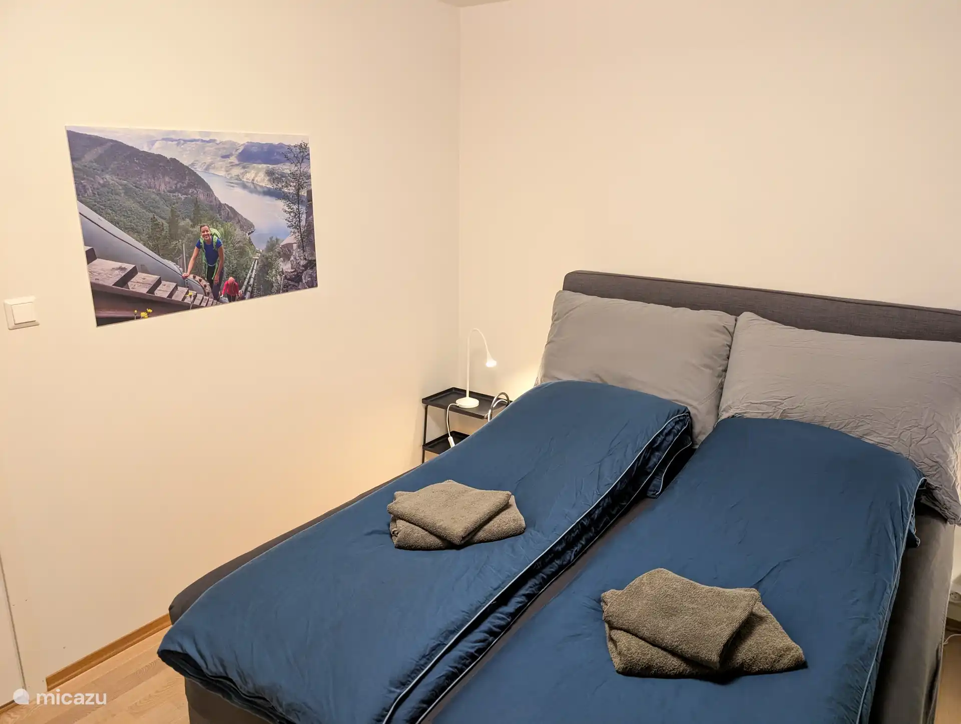 La chambre principale dispose d’un lit queen-size confortable (160x200) et de rideaux occultants. Il y a un porte-bagages, une chaise et une armoire spacieuse avec des cintres, des étagères et du fer à repasser.