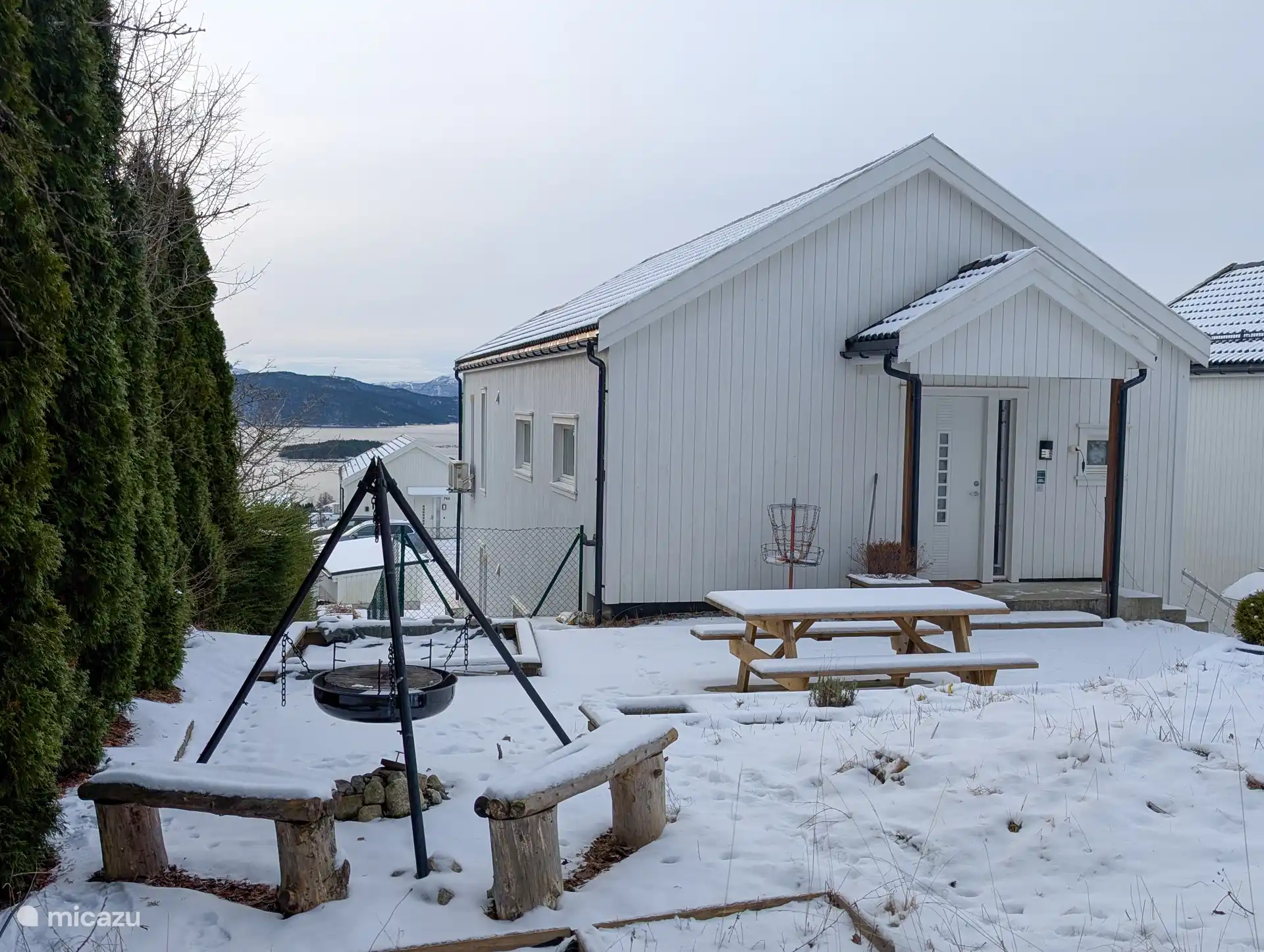 De achtertuin van het appartement dat in zijn geheel exclusief voor de gasten is. Hier kan het hele jaar door een vuurtje gemaakt worden.