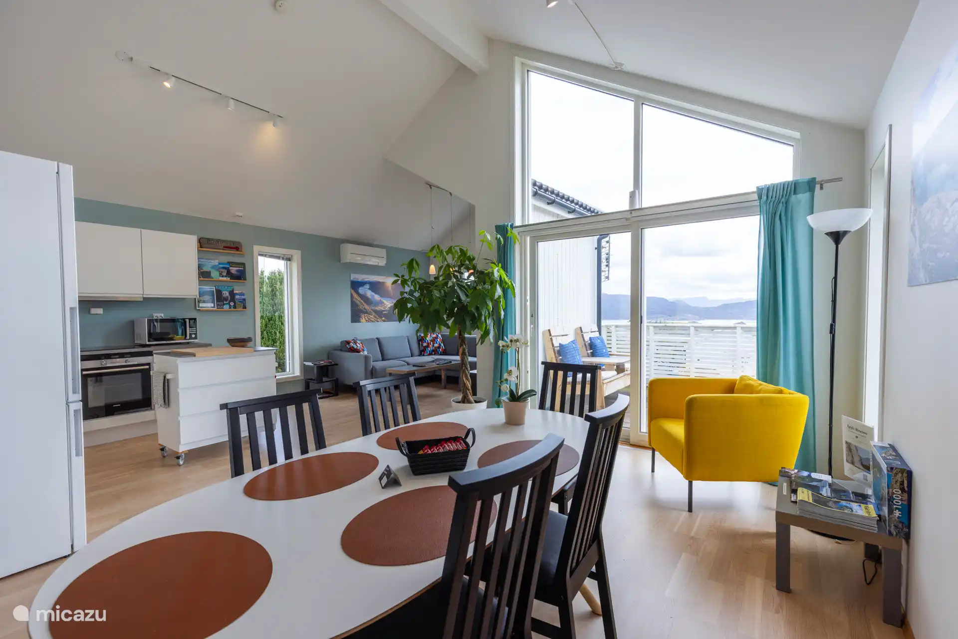 Salle à manger avec cuisine ouverte et vue