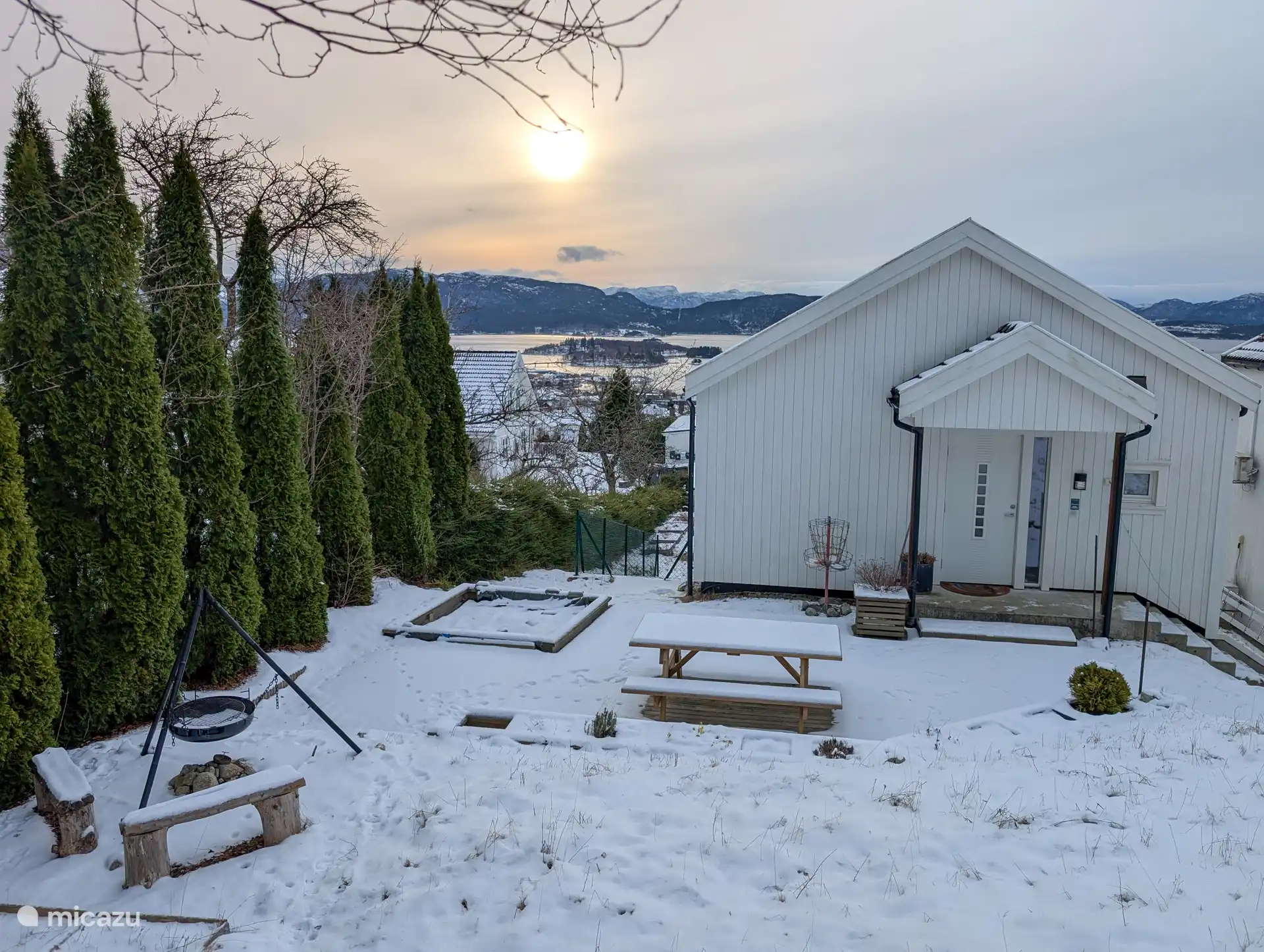 Het appartement is gelegen op een berghelling, met uitzicht op de omgeving. De tuin aan de achterkant biedt privacy en rust.