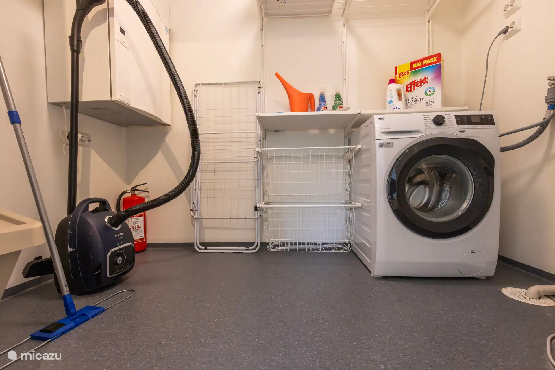 La buanderie est équipée d’une machine à laver, d’un lessivaire et d’un séchoir. Vous pouvez l’utiliser gratuitement pendant votre séjour.