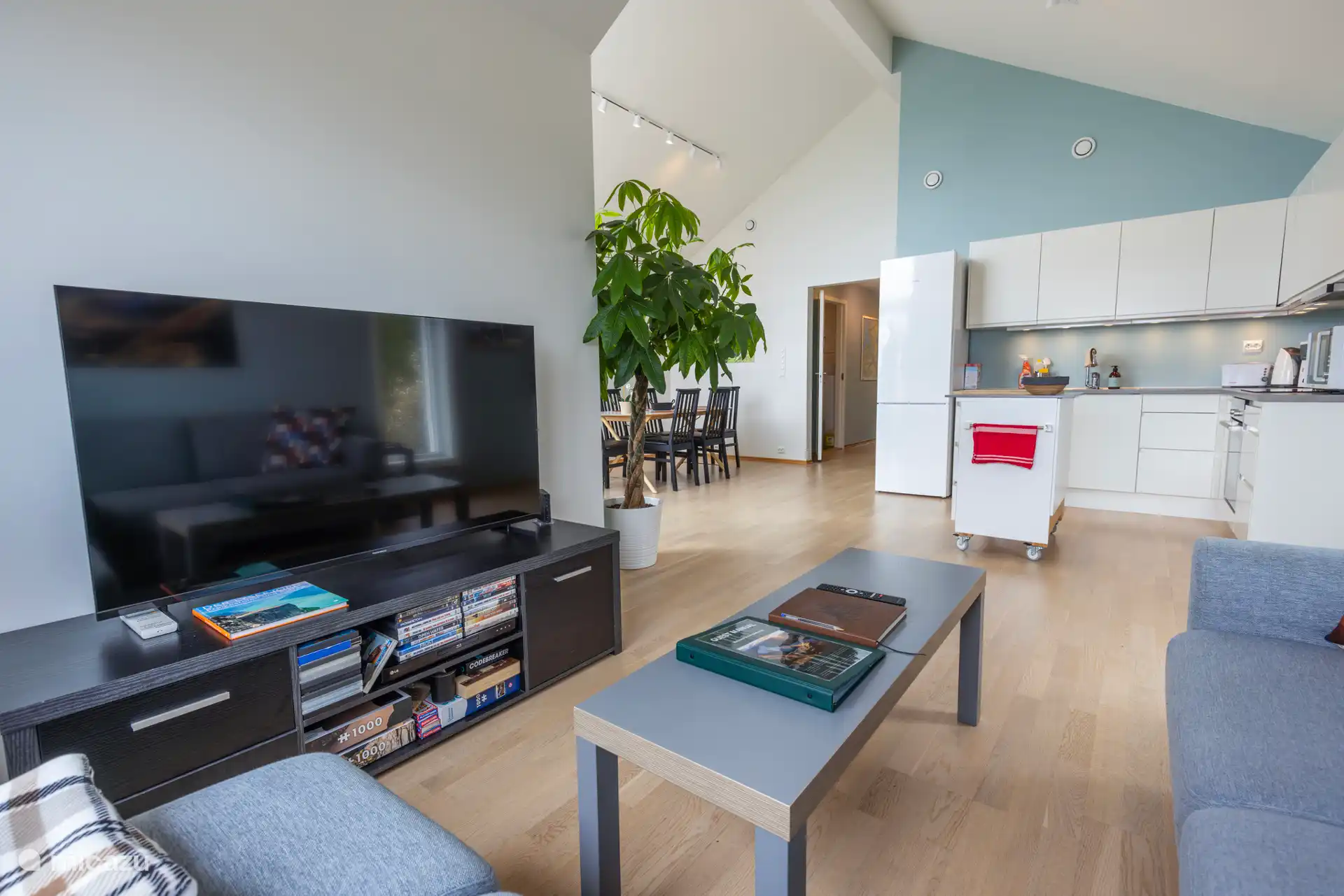Le salon dispose d’un canapé d’angle confortable près de la fenêtre, donnant sur le fjord. Il y a une smart TV de 55 pouces avec connexion internet et, via Chromecast, vous pouvez facilement regarder des films avec votre propre téléphone