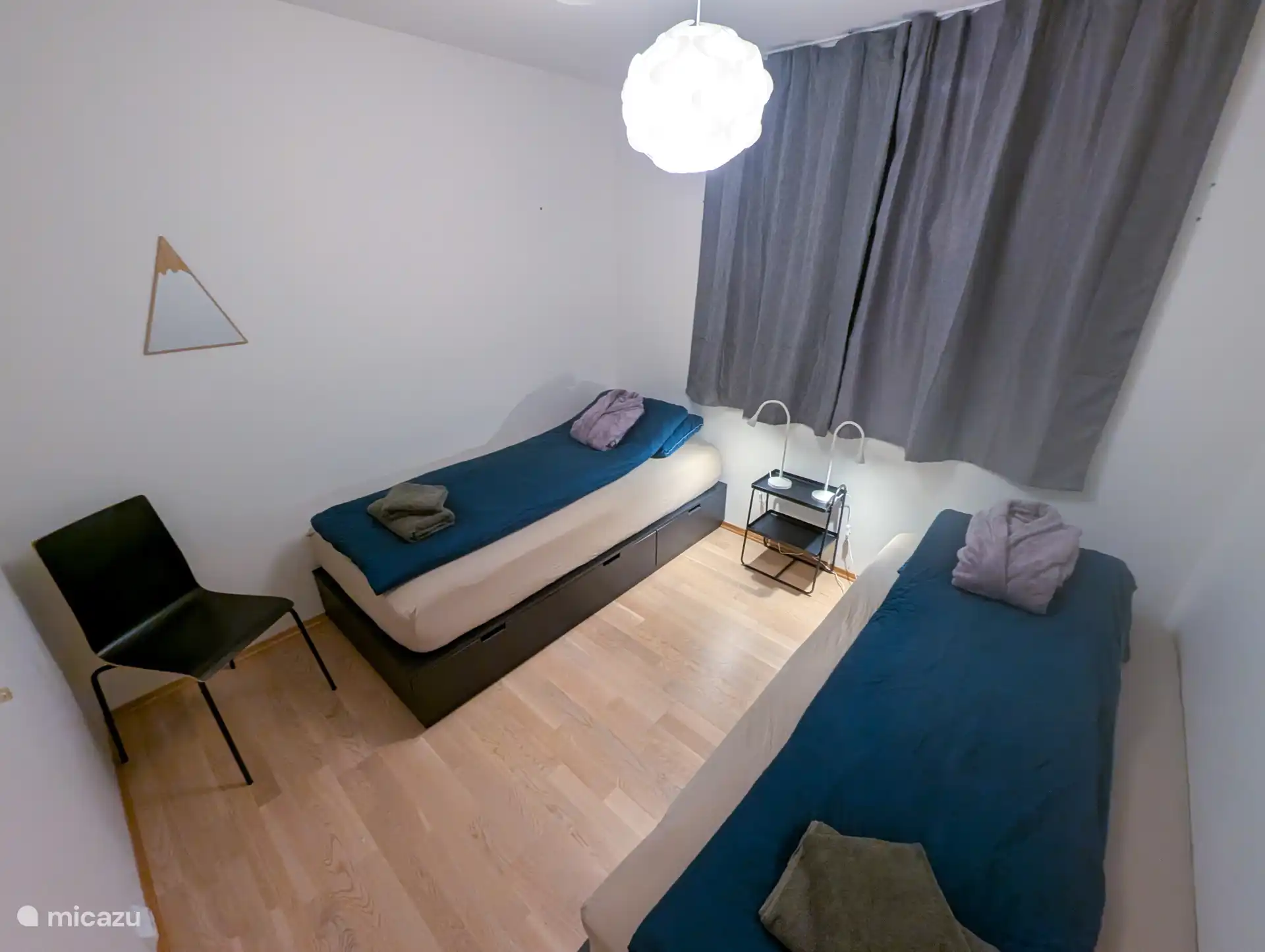 De tweede slaapkamer heeft twee comfortabele 90x200-bedden met handige opbergruimte voor bagage en kleding.
