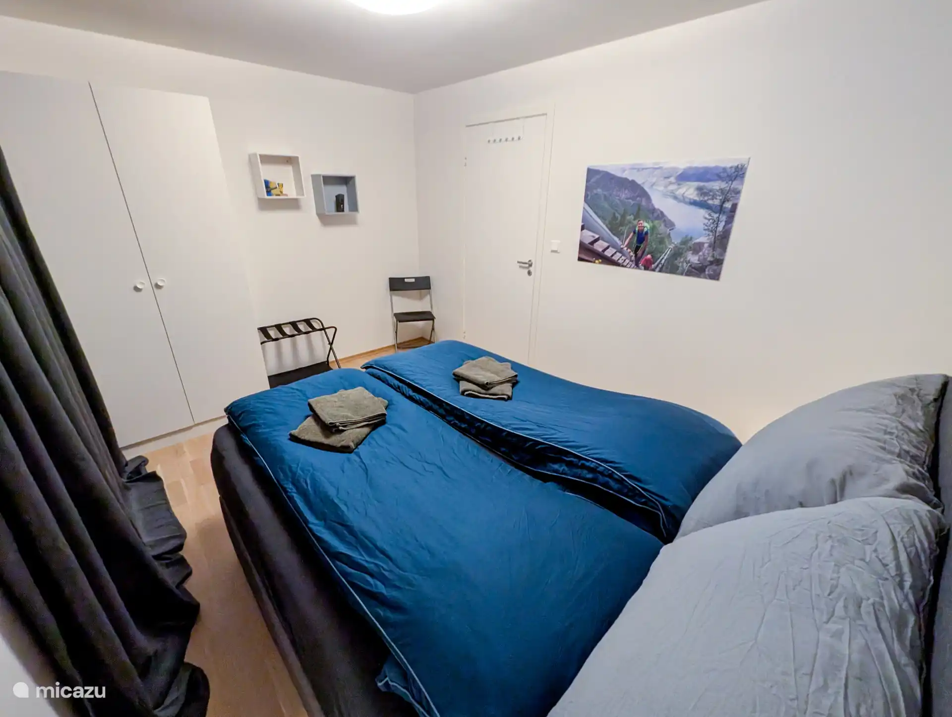 La chambre principale dispose d’un lit queen-size confortable (160x200) et de rideaux occultants. Il y a un porte-bagages, une chaise et une armoire spacieuse avec des cintres, des étagères et du fer à repasser.