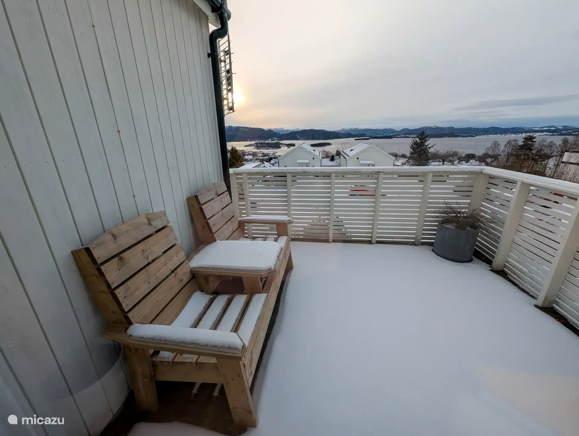 Het balkon is voorzien van buitenmeubelen. Ook in de winter is het uitzicht mooi.