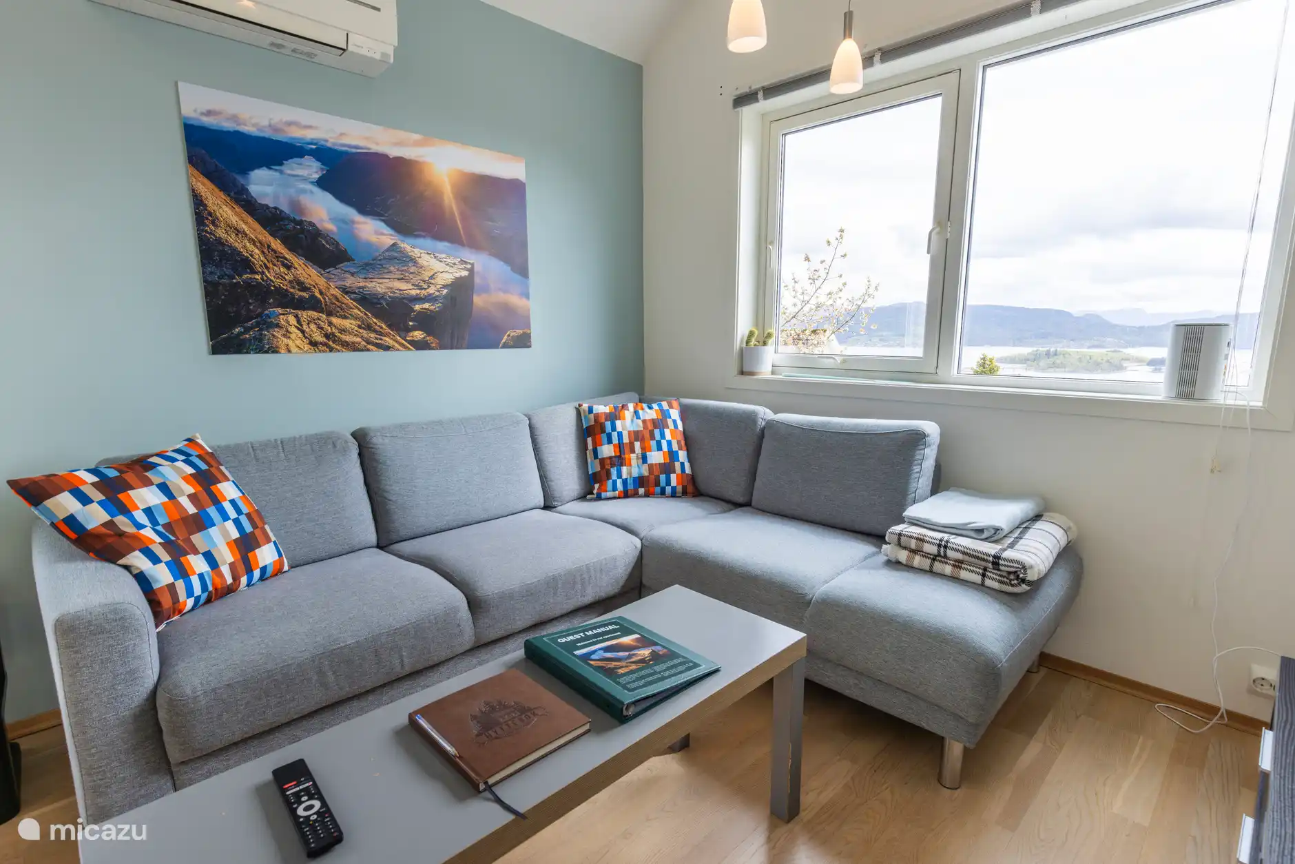 Le salon dispose d’un canapé d’angle confortable près de la fenêtre, donnant sur le fjord. Il y a une smart TV de 55 pouces avec connexion internet et Chromecast.
