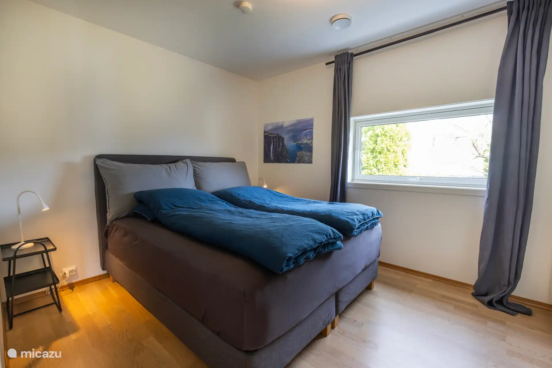 La chambre principale dispose d’un sommier queen-size confortable de 160 x 200 cm — idéal pour deux personnes, ou particulièrement confortable pour ceux qui voyagent seuls. À l’arrivée, le lit est déjà fait.
