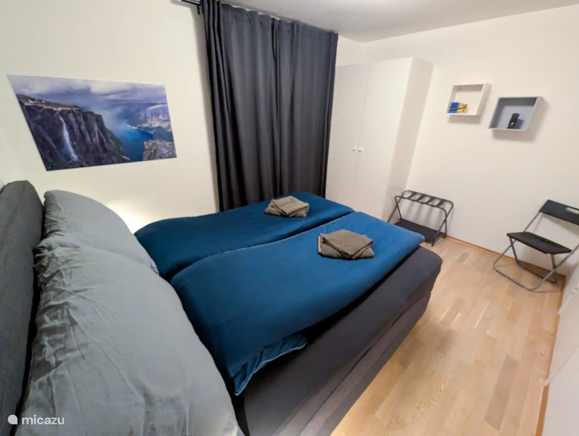 La chambre principale dispose d’un lit queen-size confortable (160x200) et de rideaux occultants. Il y a un porte-bagages, une chaise et une armoire spacieuse avec des cintres, des étagères et du fer à repasser.