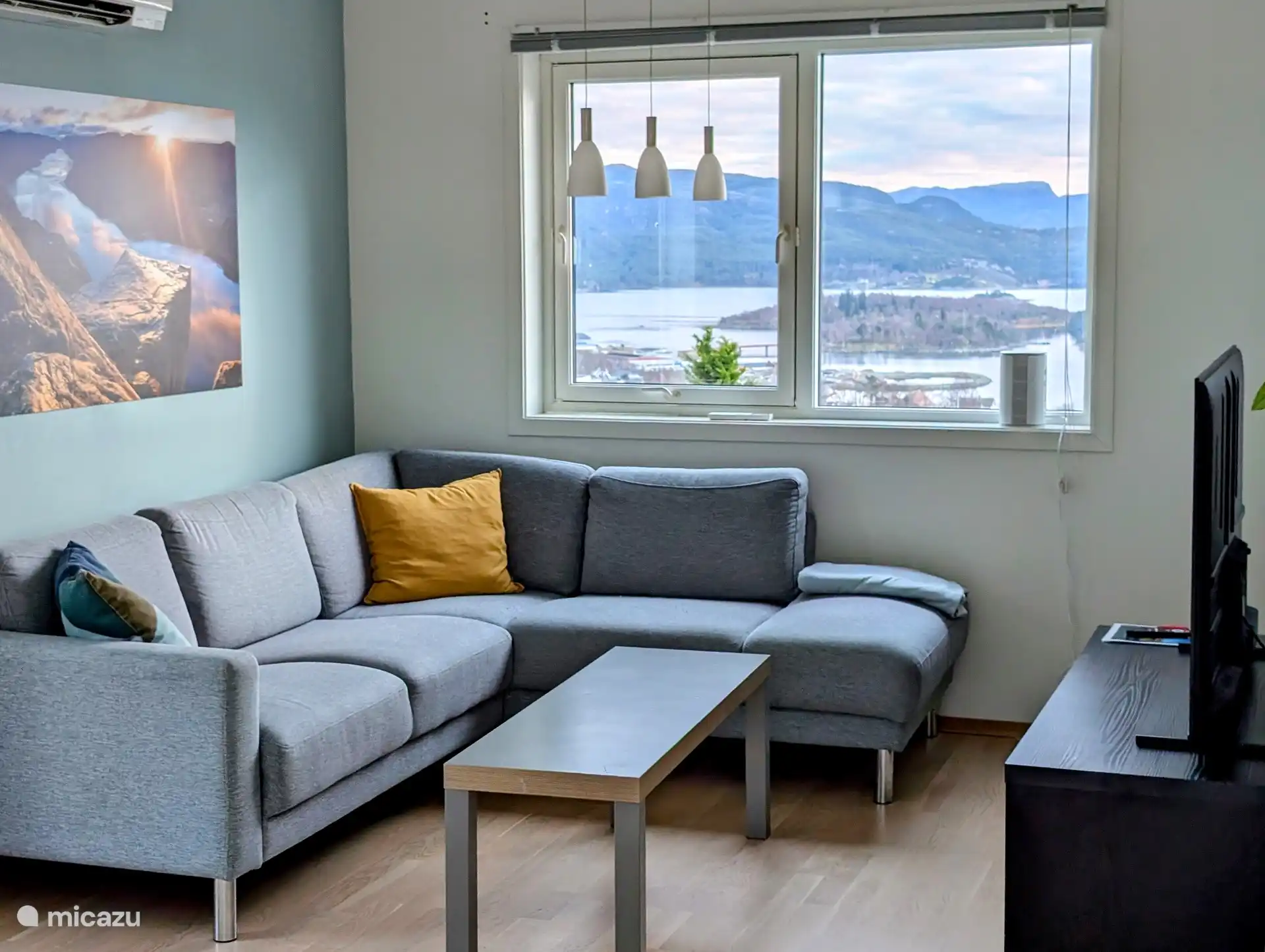 Le coin salon avec vue est équipé d’une télévision intelligente de 55 pouces avec un certain nombre de chaînes néerlandaises, belges et norvégiennes et la possibilité de diffuser et de diffuser.