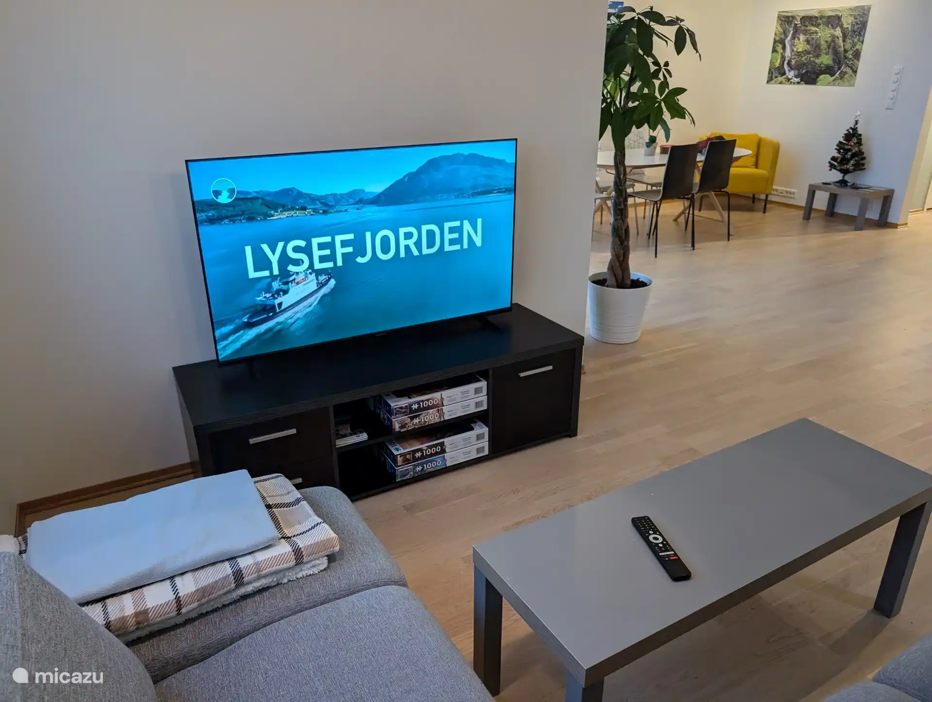 Coin salon avec la salle à manger en arrière-plan.