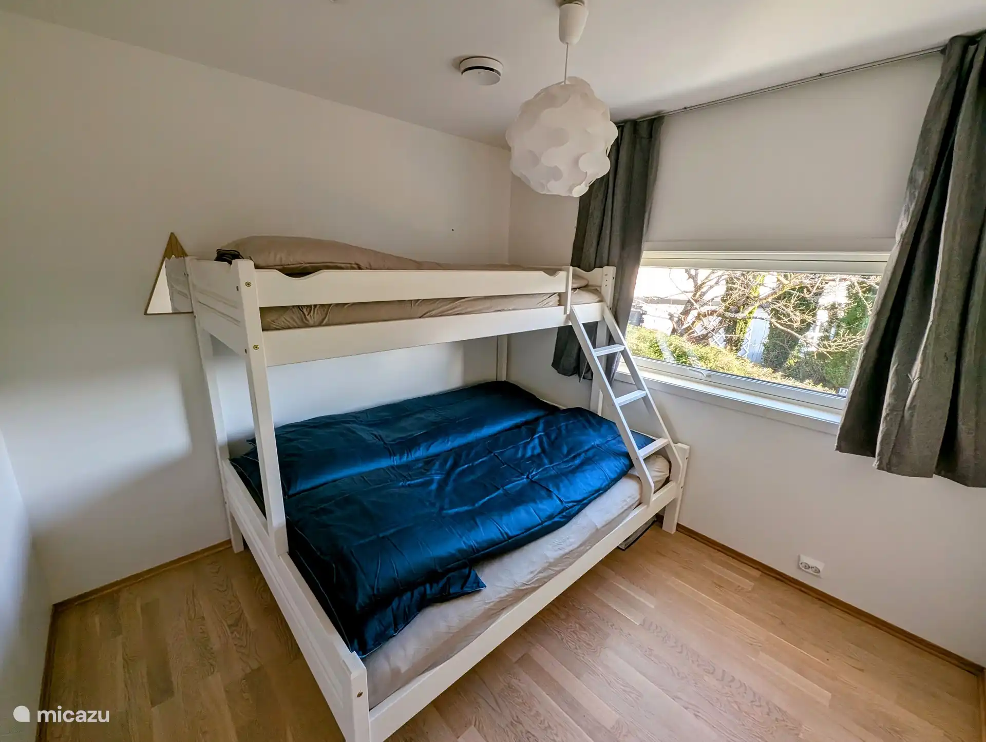 La deuxième chambre dispose de lits superposés pour 3 personnes et de rideaux occultants.