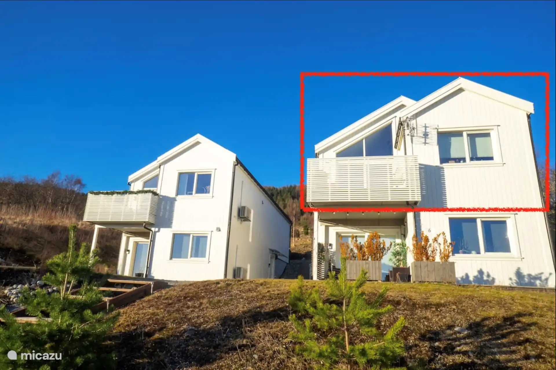 L’appartement se trouve au dernier étage d’une maison de 2 étages. Entrée par l’arrière par le jardin attenant. 